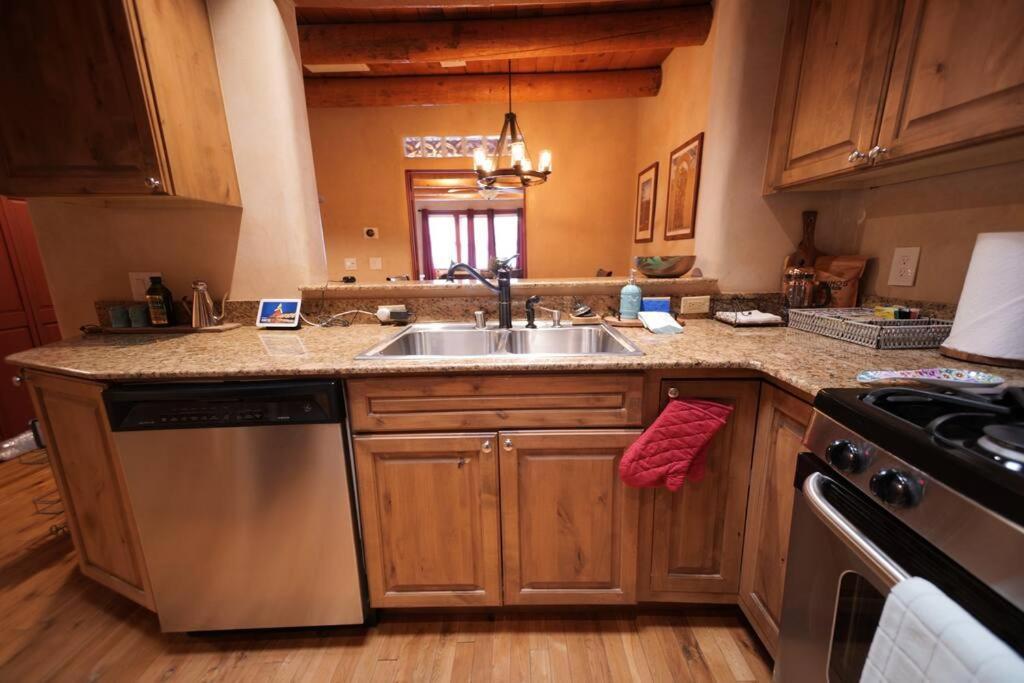 Magical Santa Fe Stay, Minutes From Town Square, Sleeps 4, Includes Free Parking And Outdoor Hot Tub! Екстериор снимка