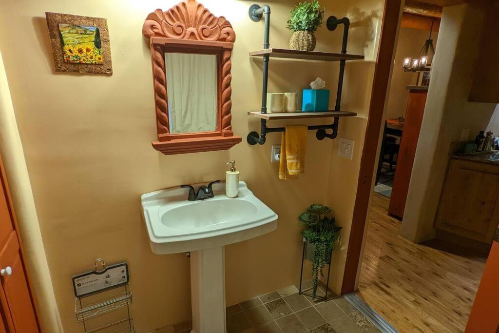 Enchanted Casita With Private Outdoor Hot Tub And Patio, Near Santa Fe Plaza, Sleeps 4 With Free Parking Санта Фе Екстериор снимка